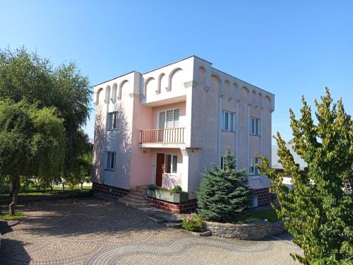 Kamenets-Podol'skiy House | Rodynnyi Maietok Family Estate