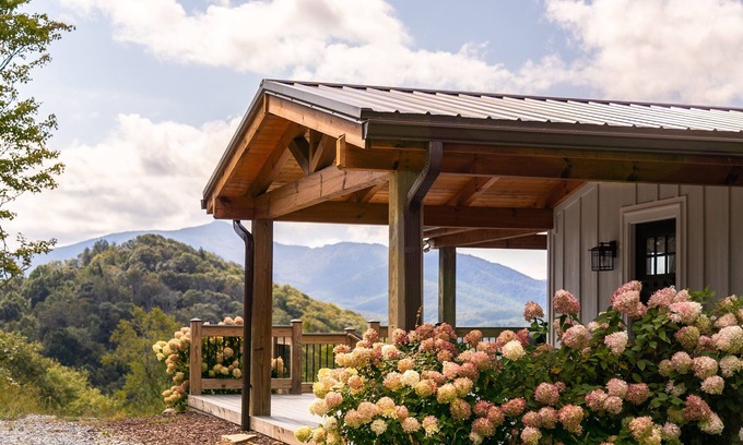 Blowing Rock House | Roll With It - Blowing Rock home with stunning views!