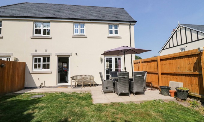Grange-over-Sands Cottage | ROLO'S RETREAT, pet friendly, with a garden in Grange-Over-Sands