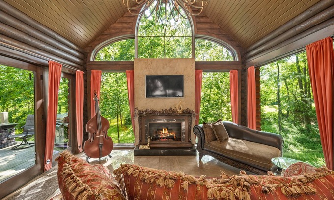 Logan Cabin | Romance-Grande Old World-Lux Hot Tub-Kayaks-Private Spa w/Massage Chair & Sauna