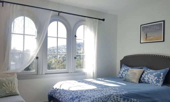 Hollywood Dell Apartment | Romantic and Historic Spanish Penthouse Studio - Hollywood Hills