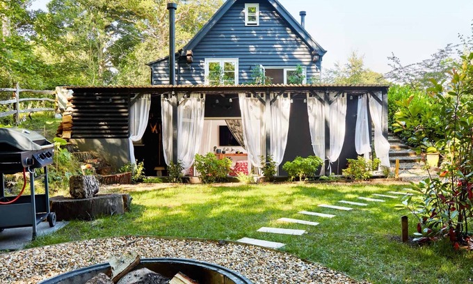 Langton Green Apartment | Romantic artist studio with hot tub, fire pit, hiking trails in woodland setting