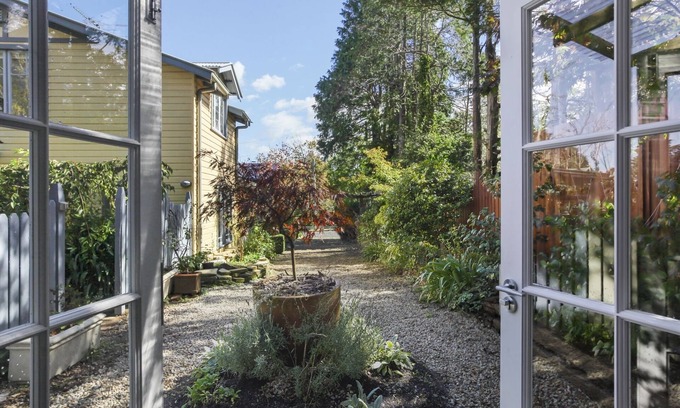 Leura Cottage | Romantic Bloom Cottage 300m to Mall, wood fire SPRING SPECIAL midweek rates