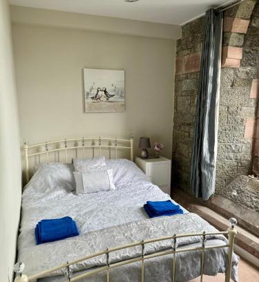 Criccieth Apartment | Romantic Chapel Retreat in Snowdonia - Sea Views & Serenity
