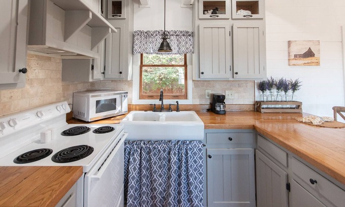 Franklin Other | Romantic Cottage with Majestic Mountain Views!