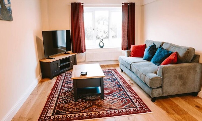 Bromham Cottage | Romantic Country Cottage with Private hot tub