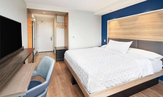Dania Beach Hotel | Romantic Couple Getaway! | Walk to Marina & Frost Park, Parking, Free Breakfast!