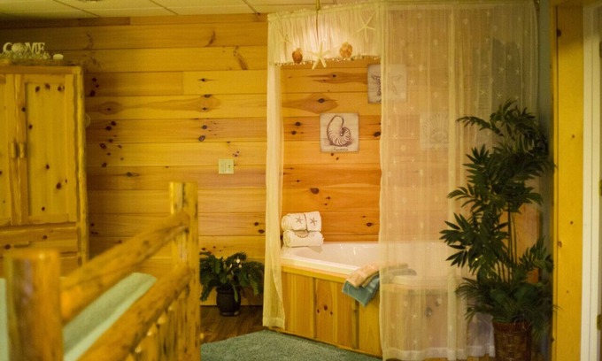 Millersburg Apartment | Romantic Couples Suite with Jacuzzi Tub and Kitchenette