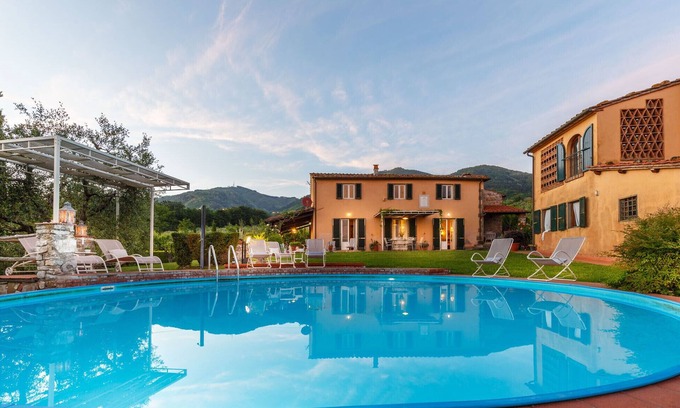 Capannori Villa | ROMANTIC FARMHOUSE VILLA WITH PRIVATE INFINITY POOL AND GREAT VIEWS IN LUCCA