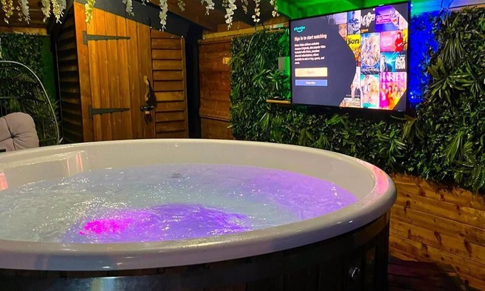 Dwyran Apartment | Romantic Shepards Hut With Hot Tub