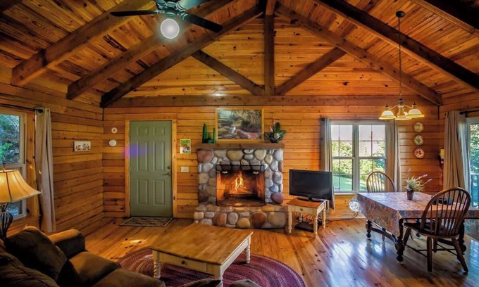 Garfield Cabin | Romantic Lake View Cabin