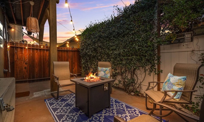 Alamitos Beach Apartment | Romantic Long Beach Escape : Fire Pit & Arcade Fun