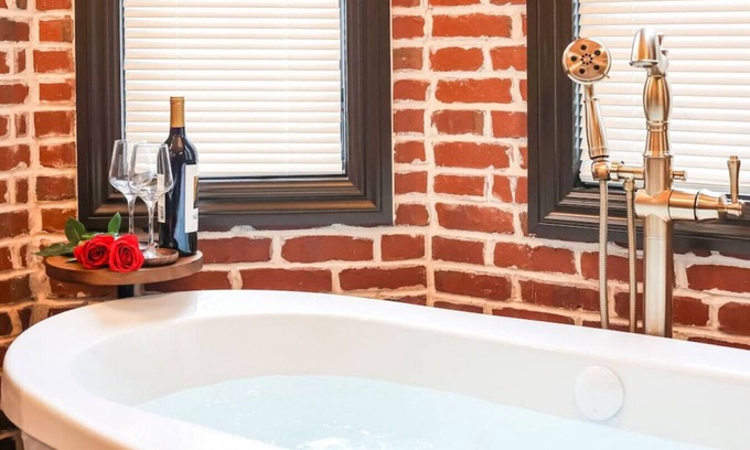 Historic District - North House | Romantic & Luxe - Jacuzzi Spa Tub - Compact Garage
