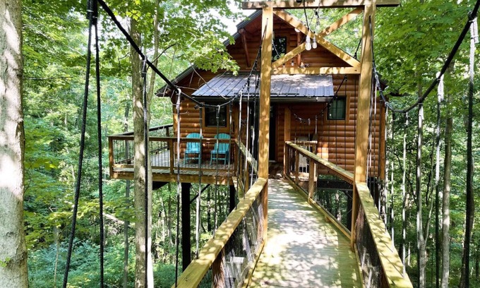 Millersburg Cabin | Romantic Treehouse Getaway with Breathtaking Views
