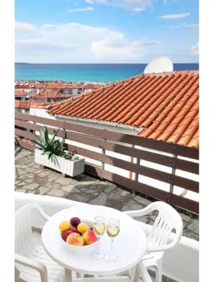 Polichrono Apartment | Rona Vista Suites cozy veranda