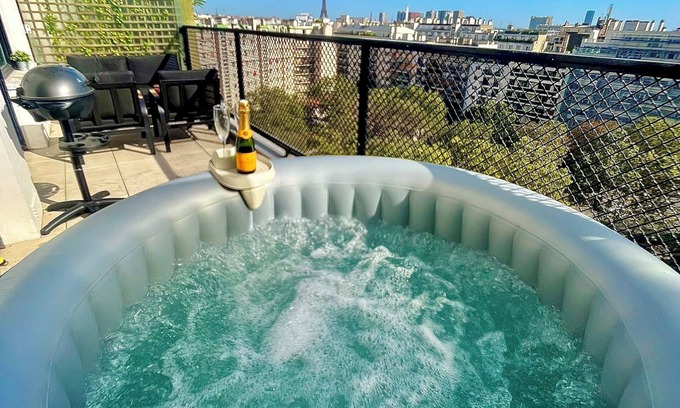 Auteuil Apartment | Rooftop Eiffel Tower