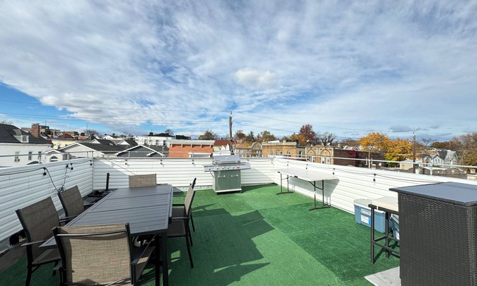 Jersey City Apartment | ROOFTOP VIEWS OF NYC+FREE Parking+Washer&Dryer