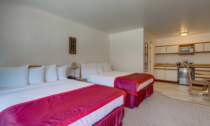 Kernville Cabin | Room 13 Double Queen Studio with Kitchenette