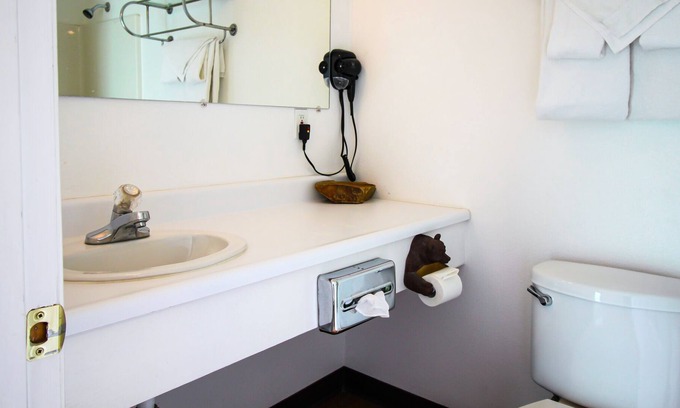 Kernville Cabin | Room 19 Double Queen Studio with Kitchenette