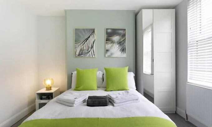 West Bridgford Apartment | Room 2 · Studio in Nottingham- Near attractions and dining| Pass The Keys