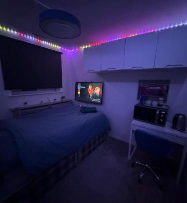 Tea Green House | Room 3 minute drive from Luton Airport