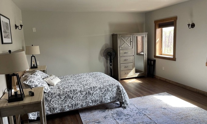 Susitna North Apartment | Room 4- Bunk Room in the Farmhouse -