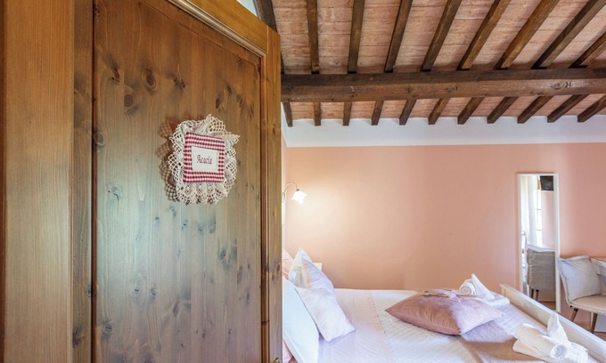 Sarteano Apartment | Room 'Acacia' with Mountain View, Shared Pool and Wi-Fi