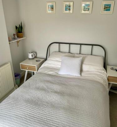 Wellington House | Room at Private House
