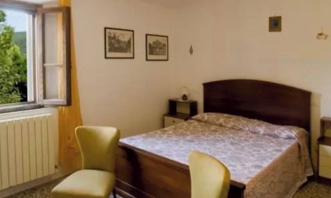 Massa Marittima Apartment | Room 'Camera 3' with Shared Pool, Shared Garden and Air Conditioning