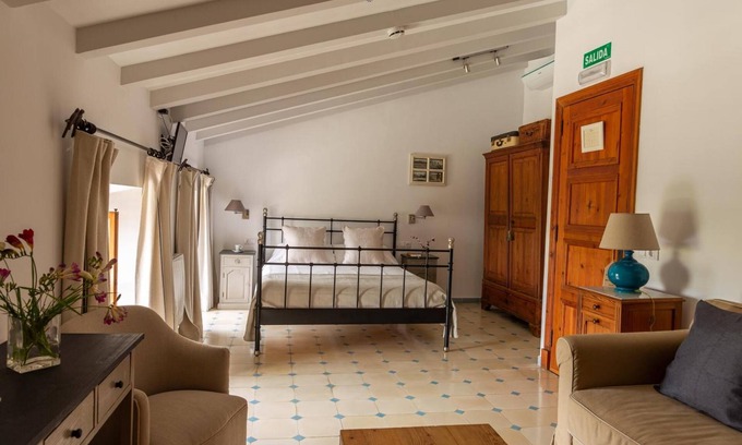 Sa Cabaneta Apartment | Room 'Doble Deluxe' with Mountain View, Wi-Fi and Air Conditioning