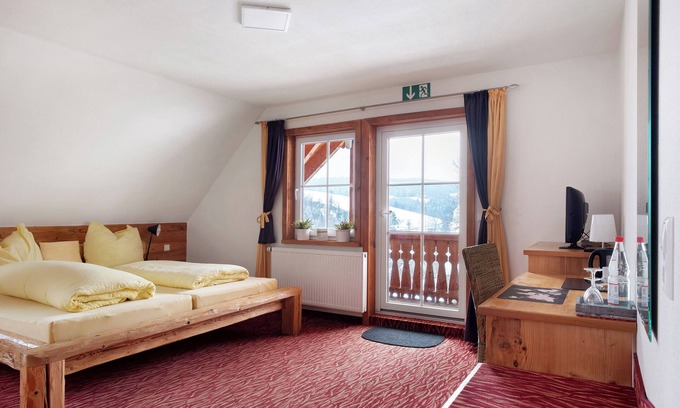 Sankt Georgen im Schwarzwald Apartment | Room 'Doppelzimmer Mit Balkon 25' with Shared Garden, Balcony and Wi-Fi