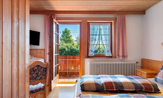 Furtwangen Apartment | Room 'Doppelzimmer' with Mountain View, Shared Garden and Wi-Fi