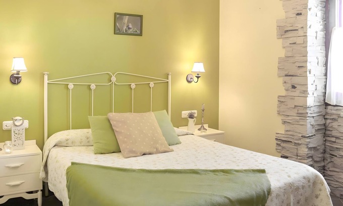 Deba Apartment | Room 'Double 5' with Mountain Views, Private Garden and Wi-Fi