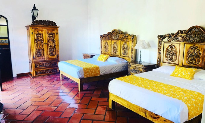 Ajijic Bed & Breakfast | Room "El Guayabo" Caroline Bella