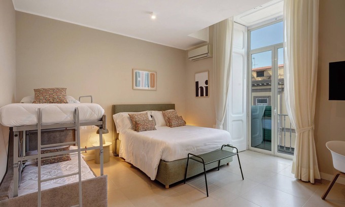 Naples City Centre Apartment | Room 'Family Vista Citta' with Balcony, Wi-Fi and Air Conditioning