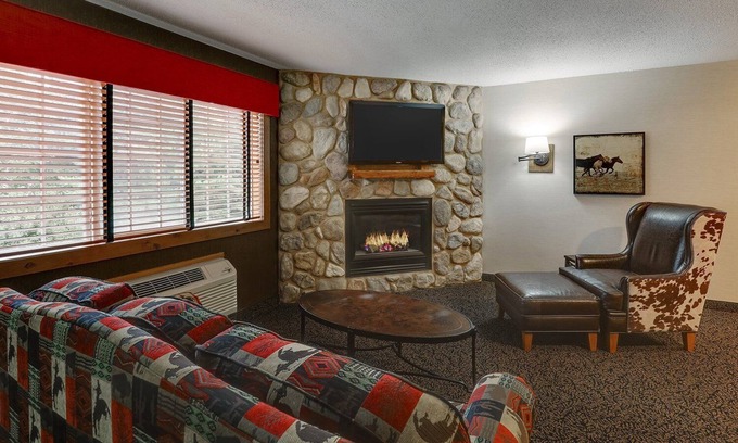 Quincy Hotel | Room for the Crew! Expanded King with Bunk Bed, Stoney Creek Quincy