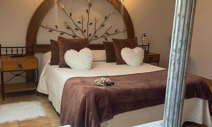 Marina de Cudeyo Apartment | Room 'Girasol' with Mountain View, Shared Terrace and Wi-Fi