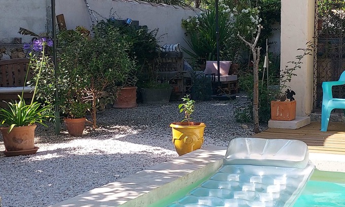 Serignan-du-Comtat Bed & Breakfast | Room in village house, 1st floor