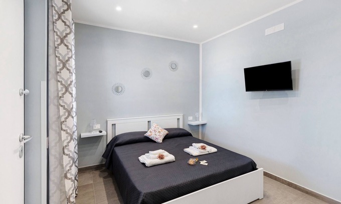 Capaccio-Paestum Apartment | Room 'La Fiesta' with Sea View, Wi-Fi and Air Conditioning