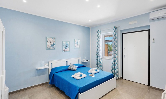 Capaccio-Paestum Apartment | Room 'La Fiesta' with Sea View, Wi-Fi and Air Conditioning