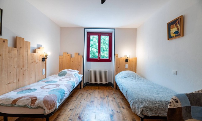 Vassieux-en-Vercors Apartment | Room 'Les Carlines 3' with Mountain View, Shared Terrace and Wi-Fi