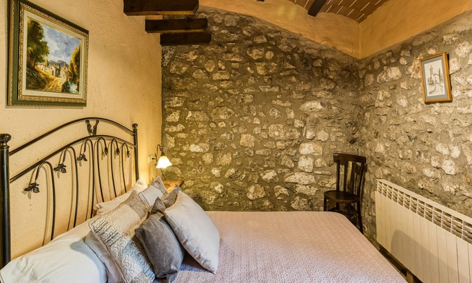 Montagut Apartment | Room 'Malvasia' with Mountain View, Shared Pool and Shared Terrace