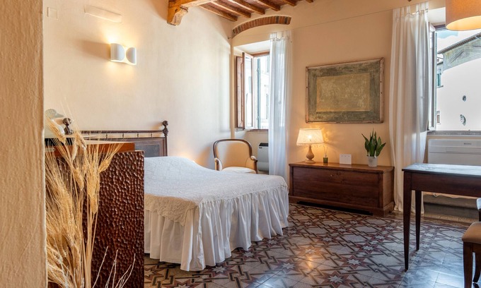 Monte San Savino Apartment | Room 'Stanza Della Guglia' with Wi-Fi and Air Conditioning