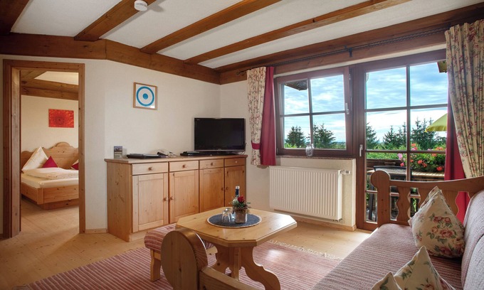 Waggershausen Apartment | Room 'Suite' with Mountain View, Shared Garden and Wi-Fi