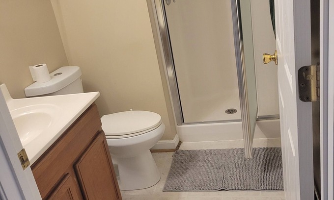 Woodbridge House | Room with a private bathroom