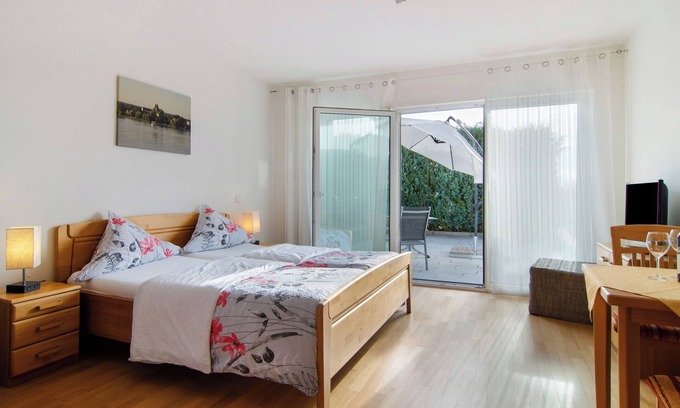 Reichenau Apartment | Room 'Zimmer 5' with Private Terrace, Shared Garden and Wi-Fi