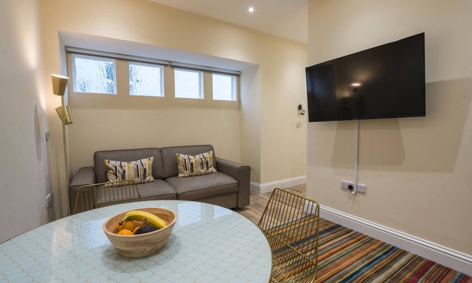 Plymouth Cottage | Roomapart 1b, 1 Elliot Terrace - sleeps 4 guests in 1 bedroom
