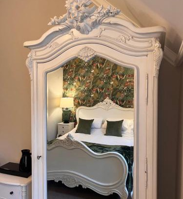 Llandudno Bed & Breakfast | Roomours Hotel with Private Car Park