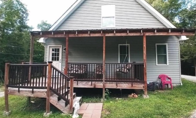 Canvas House | Roomy House on 2 private acres above the cliffs at Summersville Lakenn