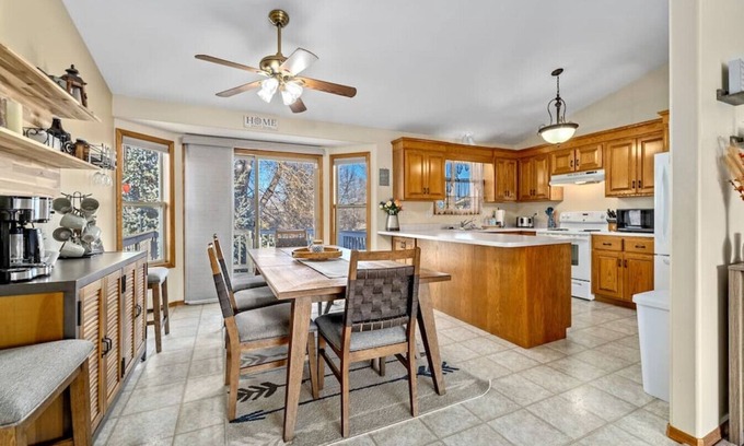 Sioux Falls House | Roomy Rendezvous: A 3BR Getaway